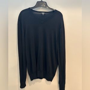 Uniqlo Men’s Medium Black V-neck sweater
